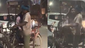 'हम मर्दों के साथ...' लड़की ने रिक्शावाले से साथ सरेआम की घिनौनी हरकत, VIDEO देख आग बबूला हुए लोग
