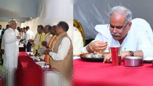 CG: मुख्यमंत्री भूपेश बघेल पहुंचे सक्ती, आदिवासी समाज प्रमुखों के किया भोजन 