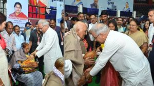 छत्तीसगढ़: CM भूपेश बघेल ने बुजुर्गों का शॉल ओढ़ाकर किया सम्मानित, सहायक उपकरणों का किया वितरण