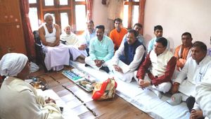 सीएम धामी पूर्व मंत्री पूरन चन्द्र शर्मा के निधन के बाद परिजनों से मिले, दी सांत्वना 