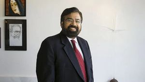 '5 दिन ऑफिस आने का...', नारायण मूर्ति के 70 घंटे काम वाले बयान पर हर्ष गोयनका ने कही ये बड़ी बात