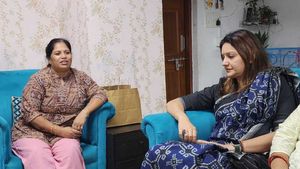 राज्यसभा सांसद संजय सिंह के घर पहुंचे INDIA में शामिल नेता, प्रियंका चतुर्वेदी ने ED की कार्रवाई पर उठाए 