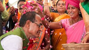 शिवराज सिंह चौहान ने महिलाओं के खाते में गैस रिफिल के पैसे किए ट्रांसफर, बोले- महिला अब अबला नहीं...