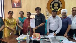 पंजाब में 16 क्लीनिक सहायकों सौंपे गए नियुक्ति पत्र, मंत्री ब्रह्म शंकर बोले-  AAP सरकार अपने वादे पर कायम 