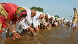 Shanishchari Amavasya: पितरों की शांति और पितृदोष निवारण के लिए करें विशेष उपाय