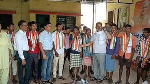 CG Election: चुनाव से पहले भाजपा के गढ़ में सेंध, बीजापुर में सैकड़ो बीजेपी कार्यकर्ता कांग्रेस में शामिल