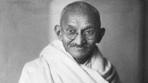 Mahatma Gandhi: बेमतलब है महात्मा गांधी की महत्ता पर सवाल खड़ा करना