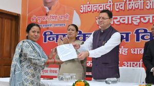 167 आंगनवाड़ी कार्यकर्ताओं का सुपरवाइजर के पद पर हुआ चयन, सीएम धामी ने दिए नियुक्ति पत्र