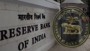 शहरी सहकारी बैंकों के लिए RBI का बड़ा कदम, 2 लाख से बढ़ाकर 4 लाख की गोल्ड लोन की सीमा 