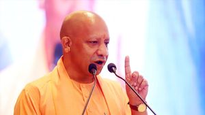 दशहरा से पहले योगी सरकार ने शिक्षामित्रों को दिया बड़ा तोहफा, खाते में भेजा गया मानदेय