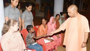 गोरखपुर: जनता दर्शन में सीएम योगी ने सुनीं जनसमस्याएं, कहा- बर्दाश्त नहीं की जाएगी कोताही