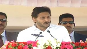 आंध्र प्रदेश: YSRC की सामाजिक अधिकार बस यात्रा तीन इलाकों से एक साथ शुरू, लोगों से लिए फीडबैक 