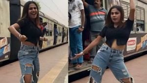 खचाखच भरी ट्रेन के सामने लड़की ने किया डांस, गुस्साए लोगों ने रेलवे से की जुर्माने की अपील