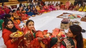 'चांद निकल आया बीवी को व्रत खोलना है...' ट्रैफिक में फंसे शख्स ने पुलिस को किया कॉल