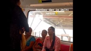 Delhi Metro में सीट को लेकर दो महिलाओं में छिड़ी बहस, टूटी-फूटी अंग्रेजी सुनकर लोगों की छूट पड़ी हंसी