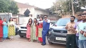 दिवाली से पहले बॉस ने कर्मचारियों को गिफ्ट में दी कार, चपरासी को भी मिला तोहफा