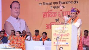 तेलंगाना: पुलिस अधिकारी को धमकी देने के मामले में असम सीएम ने अकबरुद्दीन ओवासी पर साधा निशाना