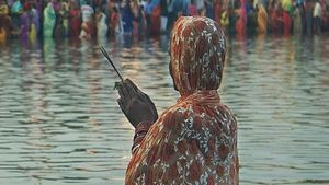 Chhath Puja 2023 : भक्तों ने उगते सूर्य को दिया अर्घ्य, चार दिवसीय व्रत का हुआ समापन, अब जरूर करें ये काम 