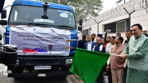 दिल्‍ली में प्रदूषण कम करने के लिए शुरू हुआ विशेष जल छिड़काव अभियान, पर्यावरण मंत्री ने दिखाई हरी झंडी 