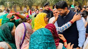 सरकार के प्रयासों से लाभार्थियों को घर बैठे मिल रहा योजनाओं का लाभ: दुष्यंत चौटाला