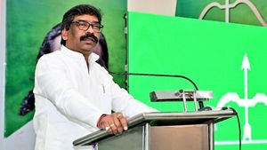 झारखंड सरकार ने बिजली फ्री देने का किया ऐलान, कहा-'पेड़ लगाओ, बिजली फ्री पाओ'