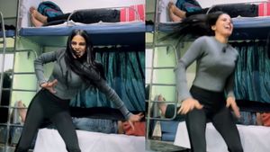 चलती ट्रेन में भोजपुरी गाने पर लड़की ने किया अश्लील डांस, VIDEO देख लोग बोले- 'केस करो इसपर'