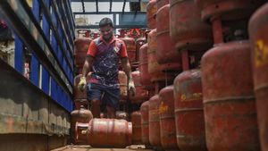 LPG Prices: करवा चौथ पर फूटा महंगाई बम, कॉमर्शियल गैस सिलेंडर के दाम बढ़े, जानिए कीमत