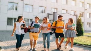 Education Abroad: भारत को विपन्न बना रहा है विदेशों में पढ़ाई का क्रेज