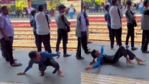 VIDEO: प्लेटफॉर्म पर लोट-लोटकर डांस करने लगी लड़की, किसी को लगा धक्का तो किसी की फटी रह गई आंखें 