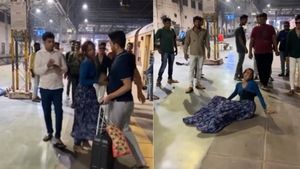 अजनबी लोगों की बाहें थाम लड़की ने प्लेटफॉर्म पर किया अजीबोगरीब डांस, VIDEO देख घूमा लोगों का माथा