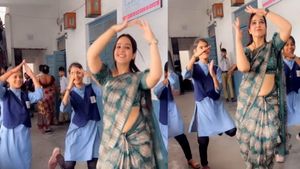 'गुलाबी शरारा' ट्रेंड पर टीचर ने बच्चों संग मटकाई कमर, VIDEO देख खूबसूरती पर फिदा हुए लोग