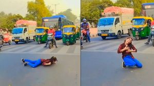 रेड लाइट पर रुके वाहन मगर ये लड़की नहीं, बीच सड़क पर लेट-लेटकर करने लगी डांस, VIDEO हुआ वायरल