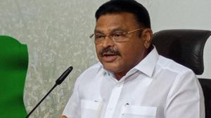 नायडू फायदे के लिए चक्रवात प्रभावित किसानों की भावनाओं से खेल रहे हैं: आंध्र मंत्री