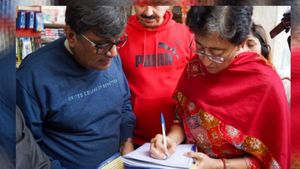 Delhi: मैं भी केजरीवाल हस्ताक्षर अभियान को भारी जन समर्थन, मंत्री आतिशी ने किया जनसंपर्क 