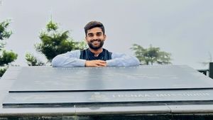Moin Ahamd: हिम्‍मत हार रहे हो तो कैफे वाले मोईन के IAS बनने की कहानी से साल 2024 में करें नई शुरुआत
