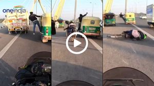 खुद को हीरो समझकर स्टंट करने वाले शख्स ने साइकिल सवार को गिराया, VIDEO देख फूटा लोगों का गुस्सा