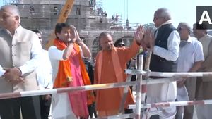 उत्तर प्रदेश: CM योगी ने रामलला के दरबार में नवाया शीश, हनुमानगढ़ी में टेका मत्था 