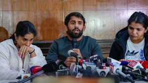 WFI के सस्पेंड होने पर क्या बोले पहलवान? विनेश और बजरंग ने सरकार के फैसले पर दिया बड़ा बयान