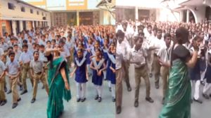 'राम आएंगे' की धुन पर बच्चों संग नाची फिजिक्स टीचर, वायरल वीडियो देख लोग बोले- जय श्रीराम