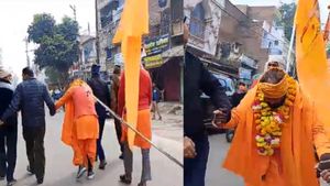 नहीं देखी ऐसी भक्ति! चोटी से रथ खींचकर अयोध्या निकल पड़ा साधु, देखिये हैरतअंगेज VIDEO