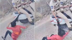 महिला पुलिसकर्मियों ने लड़की को बाल पकड़कर स्कूटी से खींचा, सामने आया VIDEO