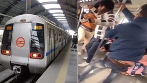 Delhi Metro Video: एक बार फिर दिल्ली मेट्रो में चले लात घूंसे, इस बार तीन यात्रियों में हुई जबरदस्त हाथापाई