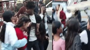 'लड़के का चक्कर बाबू भईया...' एक दूसरे के बाल नोचने लगी लड़कियां, लोग बोले- 'हमारे साथ ऐसा क्यों नहीं होता?'