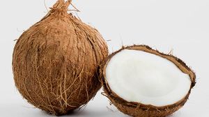 Coconut Benefits: कच्चा नारियल खाने के हैं गजब के फायदे, जानकर आप भी रह जाएंगे दंग