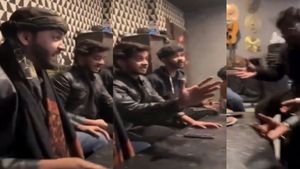 'देश का युवा बदल रहा है...' महाभारत एंथम गाता दिखा लड़कों का ग्रुप, वायरल हुआ VIDEO