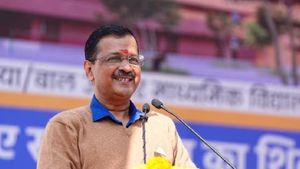 दिल्ली के सीएम अरविंद केजरीवाल करेंगे रामलला के दर्शन, परिवार से साथ पहुंच रहे अयोध्या 
