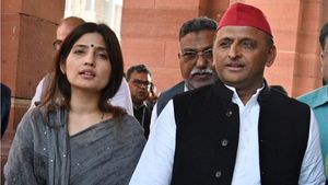 Fact Check: क्या सच में अतीक अहमद की कब्र पर गए थे अखिलेश-डिंपल? जानें वायरल दावों का सच