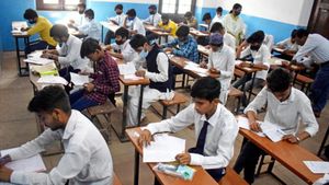 कर्नाटक बोर्ड का अनोखा फैसला, स्टूडेंट्स को दिए जाएंगे केवल क्वेश्चन पेपर, जानिए किस आंसर सीट पर होगा इम्तिहान