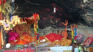 Pakistan Mandir: पाकिस्तान के प्रसिद्ध हिंदू मंदिर, कहीं शक्तिपीठ तो कहीं भगवान शिव के आंसुओं से बना तालाब