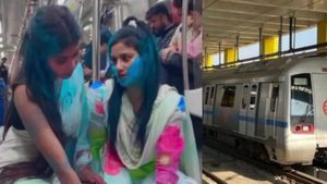 मेट्रो में रील बनाने वालों की अब खैर नहीं! होली पर बेशर्मी भरे अंदाज में रंग लगाती लड़कियों की बढ़ी मुश्किलें